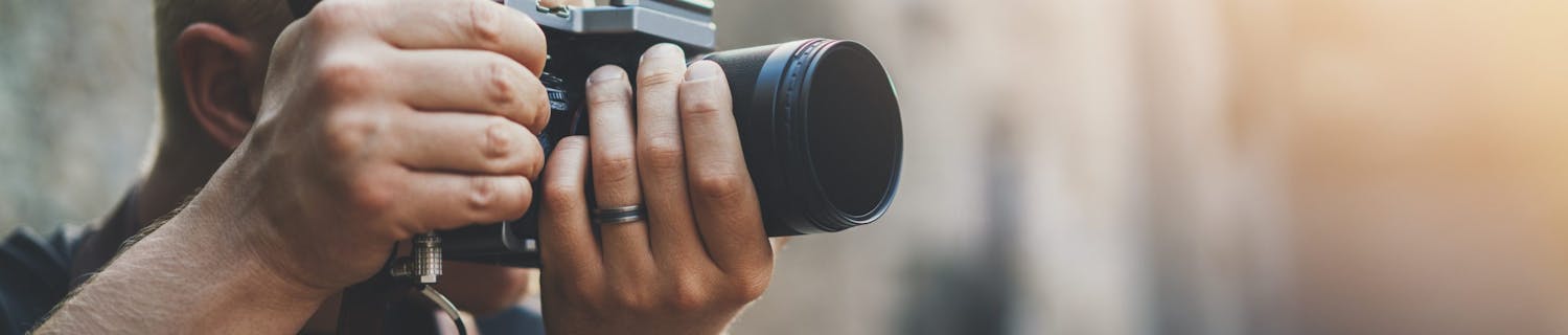 Man fotograferar med sin kamera.